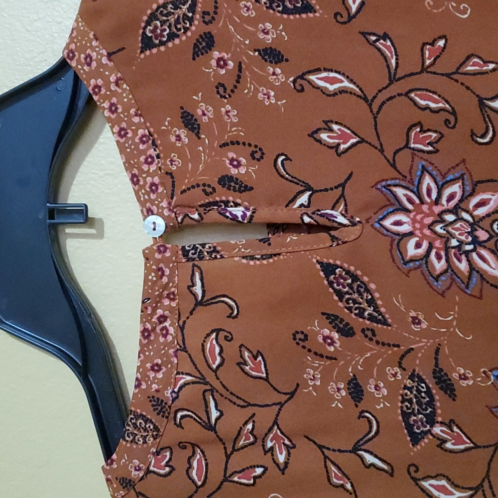Womens large, flowy short sleeve blouse - Picture 3 of 6